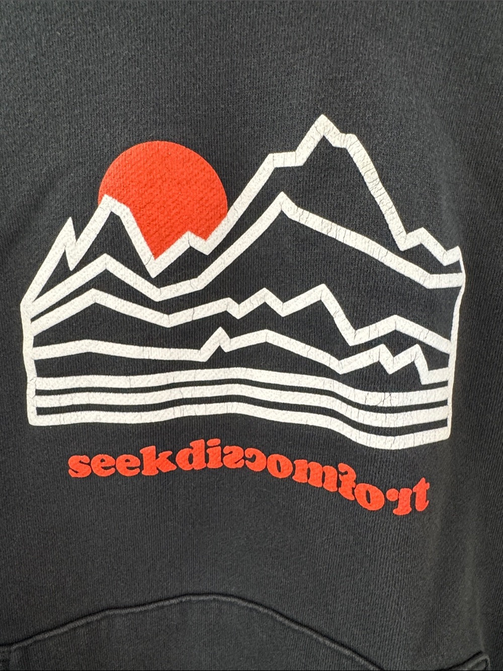 Mens Dark Gray Crewneck Hoodie White Mountain Graphic Red Sun Outdoor Style - Picture 3 of 9